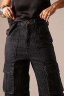 Calça Jeans Cargo com Bolsos Laterais Escura - TYNA - foto 8