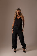 Calça Jeans Cargo com Bolsos Laterais Escura - TYNA - foto 5