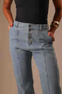 Calça Jeans Botões Frente com Amarração - TYNA - foto 8