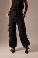 Calça Jeans Cargo com Bolsos Laterais Escura - TYNA - foto 2