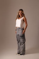 Calça Jeans Cargo com Bolsos Laterais Clara - TYNA - foto 3