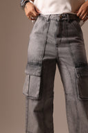 Calça Jeans Cargo com Bolsos Laterais Clara - TYNA - foto 4