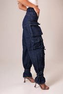 Calça Jeans Cargo Multibolsos Escura - TYNA - foto 2