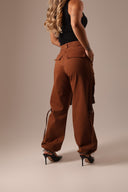 Calça Bolsos Cargo Sarja Marrom - TYNA - foto 2